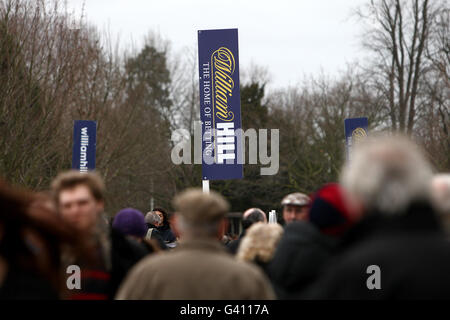 Pferderennen - William Hill Super Saturday - Kempton Park. Rennfahrer machen sich durch den Kempton Park auf den Weg Stockfoto