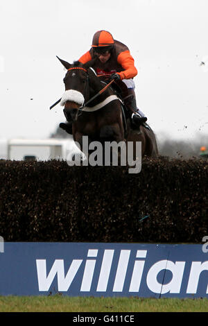 Long Run geritten von Jockey Sam Waley-Cohen springt der letzte Der Weg zum Sieg im William Hill King George VI Kirchturm Chase Stockfoto