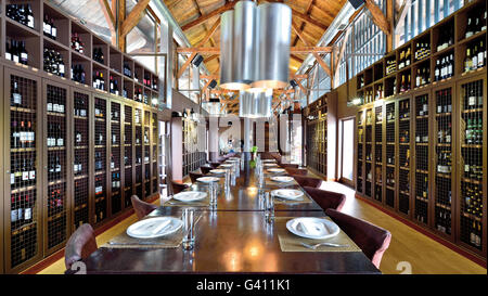 Portugal: Innenraum der Weinbar und Gourmet-Restaurant Koon e Pratos in Peso da Régua Stockfoto