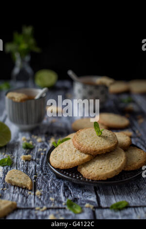 Duefte Gluten freie Butterplätzchen mit eine schöne sandige Schmelze-in-Ihren-Mund-Textur und einem Hauch von Hafermehl, gewürzt mit Kalk ze Stockfoto