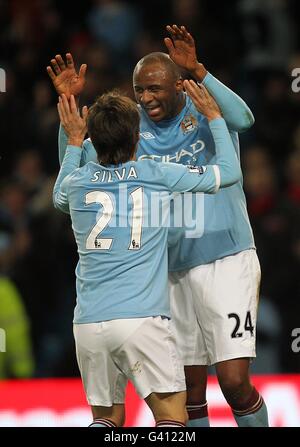 Fußball - FA Cup - Dritte Runde Replay - Manchester City / Leicester City - City of Manchester Stadium. Patrick Vieira von Manchester City (rechts) feiert mit Teamkollege David Silva (links) nach dem zweiten Tor Stockfoto