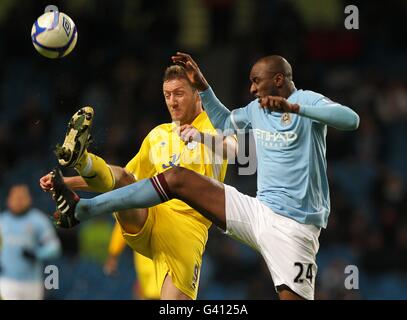 Fußball - FA Cup - Dritte Runde Replay - Manchester City / Leicester City - City of Manchester Stadium. Steve Howard von Leicester City (links) und Patrick Vieira von Manchester City (rechts) kämpfen um den Ball Stockfoto