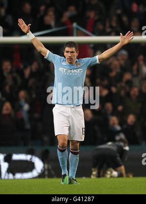 Fußball - FA Cup - Dritte Runde Replay - Manchester City / Leicester City - City of Manchester Stadium. Aleksandar Kolarov von Manchester City feiert seinen vierten Treffer Stockfoto