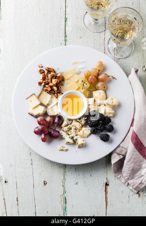 Käse-Platte-Snacks-Sortiment mit Honig auf weißen Teller Stockfoto