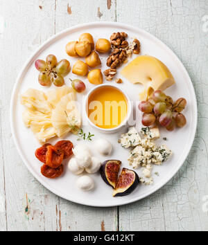 Käse-Platte-Snacks-Sortiment mit Honig auf weißen Teller Stockfoto