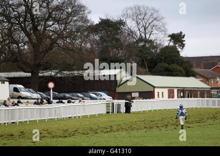 Pferderennen - Hereford Racecourse. Charlie Poste macht sich auf den Weg zurück in den Jockeys-Raum, nachdem er während der Lindley Catering Handicap Steeple Chase auf Shannons Boy gefallen ist Stockfoto