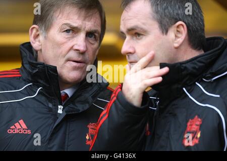 Liverpool-Manager Kenny Dalglish (links) mit dem ersten Teamtrainer Steve Clarke auf der Touchline vor dem Anpfiff Stockfoto