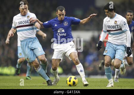 Fußball - Barclays Premier League - Everton gegen West Ham United - Goodison Park. Evertons Leon Osman (Mitte) kämpft mit Scott Parker und James Tomkins von West Ham United (rechts) Stockfoto