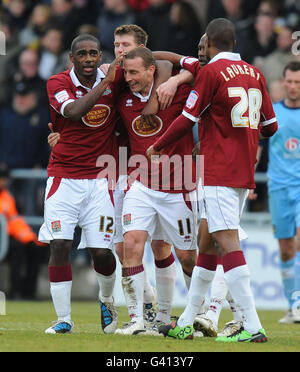 Andy holt von Northampton Town feiert sein erstes Tor während des Spiels der npower Football League Two im Sixfields Stadium, Northampton. Stockfoto