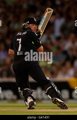 Cricket - First International Twenty20 - Australien - England - Adelaide Oval. Englands Ian Bell schlägt beim ersten internationalen Twenty20-Spiel im Adelaide Oval in Adelaide. Stockfoto