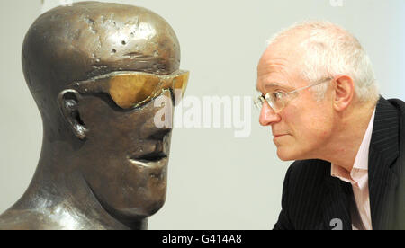 Chris Ingram posiert mit der Skulptur Goggle Head, 1969, von Elisabeth Frink während der Pressevorschau für eine bevorstehende Ausstellung der Ingram Collection of 20th Century British Art in Sotheby's, London. Stockfoto