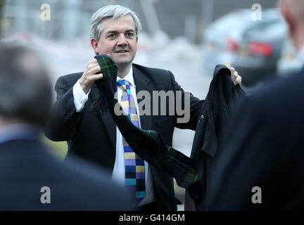 Chris Huhne, Staatssekretär für Energie und Klimawandel, blickt auf die Testanlage zur Kohlenstoffabscheidung und -Speicherung im Kraftwerk Longannet, Kincardine on Forth, in Fife. Stockfoto