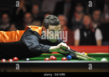 Englands Jamie bewältigen im Einsatz gegen Englands Shaun Murphy während der Ladbrokes Mobile Masters in der Wembley Arena, London. Stockfoto