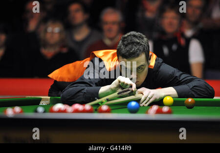 Englands Jamie bewältigen im Einsatz gegen Englands Shaun Murphy während der Ladbrokes Mobile Masters in der Wembley Arena, London. Stockfoto