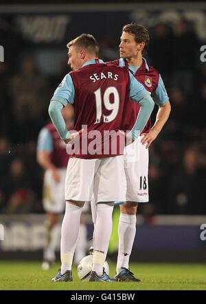 Fred Sears von West Ham United (links) und Jonathan Spector (rechts) Stand ist niedergeschlagen, nachdem Liam Ridgewell von Birmingham City den Ausgleich erzielt hat Stockfoto