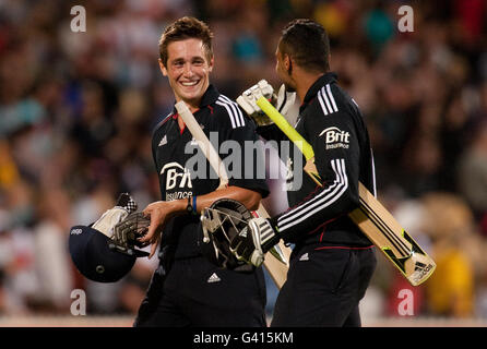 Englands Chris Woakes (links) feiert mit Ajmal Shahzad, nachdem er Australien beim ersten internationalen Twenty20-Spiel im Adelaide Oval in Adelaide besiegt hat. Stockfoto