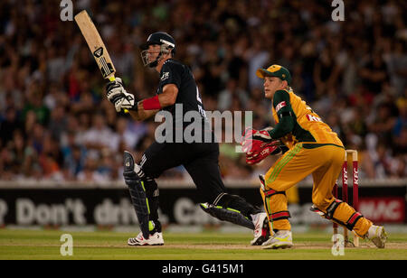 Cricket - First International Twenty20 - Australien - England - Adelaide Oval. Der englische Kevin Pietersen schlägt beim ersten Spiel der International Twenty20 im Adelaide Oval in Adelaide. Stockfoto