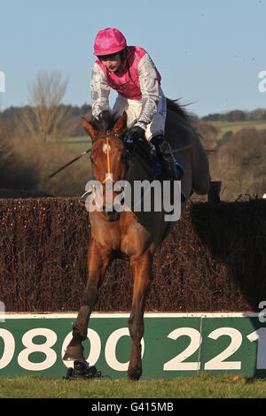 Pferderennen - Coral Welsh National Day - Chepstow Racecourse. Tarateeno mit Michael Murphy springt den Zaun während der Get Best Odds Guaranteed bei coral.co.uk Beginners' Steeple Chase Stockfoto