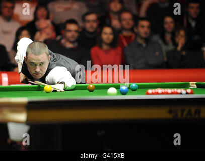 Schottlands Stephen Hendry im Einsatz gegen den australischen Neil Robertson während der Ladbrokes Mobile Masters in der Wembley Arena, London. Stockfoto