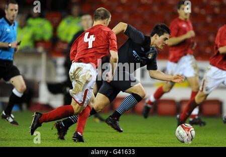 Fußball - FA Youth Cup - vierte Runde - Nottingham Forest / Manchester City - City Ground. David Morgan (links) von Nottingham Forest in Aktion mit Joan Angel Roam von Manchester City Stockfoto