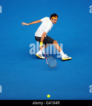 Der Schweizer Roger Federer auf dem Weg zur Geraden siegt am ersten Tag der Australian Open 2011 im Melbourne Park in Melbourne, Australien, gegen den slowakischen Lukas Lacko. Stockfoto