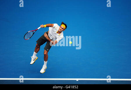 Der Schweizer Roger Federer auf dem Weg zur Geraden siegt am ersten Tag der Australian Open 2011 im Melbourne Park in Melbourne, Australien, gegen den slowakischen Lukas Lacko. Stockfoto