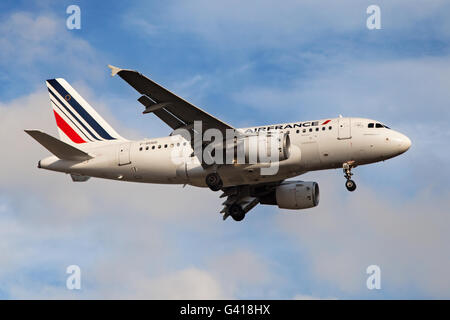 Eine Air France Airbus A318-111 nähert sich zum Flughafen El Prat in Barcelona, Spanien. Stockfoto