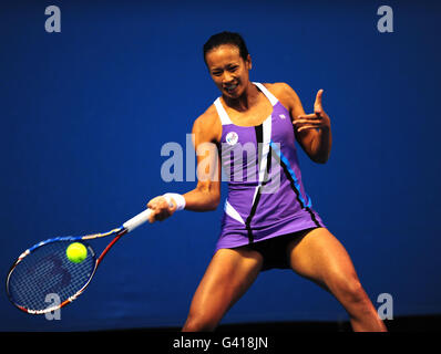 Die britische Anne Keothavong im Kampf gegen die russische Arina Rodionova am ersten Tag der Australian Open 2011 im Melbourne Park in Melbourne, Australien. Stockfoto