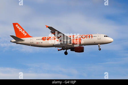 Ein EasyJet Schweiz Airbus A320-200 nähert sich zum Flughafen El Prat in Barcelona, Spanien. Stockfoto