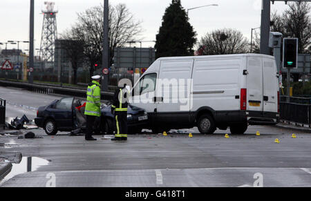 DIE REDAKTION BEMERKT, DASS DIE NUMMERNSCHILDER DURCH DEN PA-BILDTISCH VERSCHWOMMEN SIND. Die Polizei nimmt an dem Unfallort auf der A30 Great South West Road in der Nähe der U-Bahnstation Hatton Cross im Westen Londons Teil, bei dem drei Menschen bei der Kollision von Auto und Van getötet wurden. Stockfoto