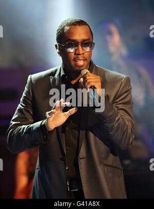 Diddy (auch bekannt als Sean Combs) von Diddy-Dirty Money spielt während einer Aufnahme der Graham Norton Show in den London Studios in Süd-London, die am Freitag, 21. Januar übertragen wird. Stockfoto