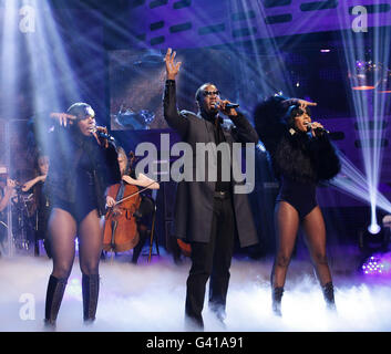 Diddy-Dirty Money (von links) Dawn Richard, Diddy (auch bekannt als Sean Combs) und Kalenna Harper treten während einer Aufnahme der Graham Norton Show in den London Studios in Südlondon auf, die am Freitag, 21. Januar, übertragen wird. Stockfoto