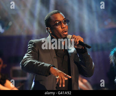 Diddy (auch bekannt als Sean Combs) von Diddy-Dirty Money spielt während einer Aufnahme der Graham Norton Show in den London Studios in Süd-London, die am Freitag, 21. Januar übertragen wird. Stockfoto