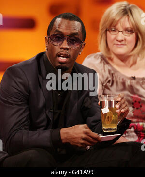 Diddy, auch bekannt als Sean Combs, und Sarah Millican während einer Aufnahme der Graham Norton Show in den London Studios in Süd-London, die am Freitag übertragen wird 21. Januar. Stockfoto