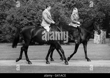 Königin Elizabeth II., die auf Burma steht, mit ihrem Gast, US-Präsident Ronald Reagan, sowie Centennial, machen sich auf eine Fahrt durch den Windsor Home Park. Stockfoto