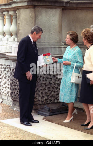 Der ehemalige US-Präsident Ronald Reagan mit der Königin, die einen der höchsten Ritterorden, das Großkreuz des Ordens von Bath, im Buckingham Palace verlieh. Stockfoto