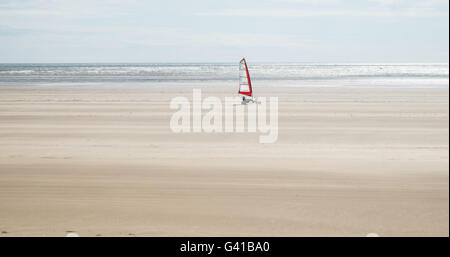 Kite Karre, Kart entlang eines Teils des leeren 8 km langen Pembrey Sands Beach an einem sonnigen Sonntag im Juni. Carmarthenshire, Wales Stockfoto