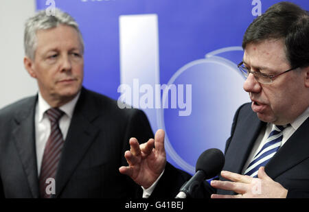 Der irische Premierminister Brian Cowen (rechts) und der erste Minister Peter Robinson während einer Ministerratssitzung im Norden des Südens in Armagh. Stockfoto