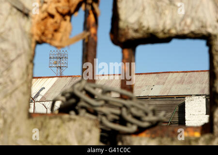 Ein allgemeiner Blick auf den Standort des ehemaligen Wohnhauses des Swansea City Football Club, dem Vetch Field. Vom Verein von 1912 bis 2005 verwendet, als der Verein in das heutige Liberty Stadium umzog. Die Stadionstände werden nicht genutzt Stockfoto