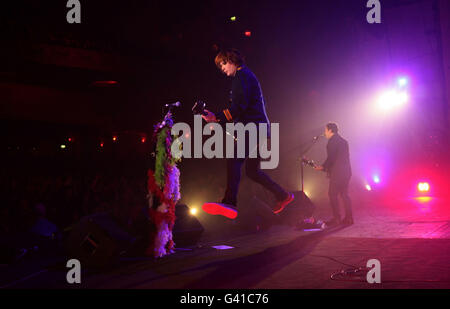 James Dean Bradfield (rechts) und Nicky Wire von den Manic Street Preachers treten an der O2 Brixton Academy im Süden Londons auf. Stockfoto