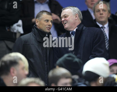 Phil Gartside (rechts), Vorsitzender von Bolton Wanderers, und Mark Halsey Die Tribünen Stockfoto