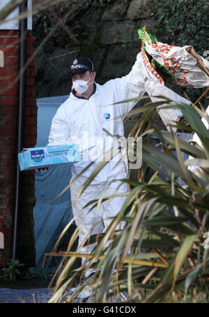 Ein forensischer Offizier am Tatort in Folkestone, Kent, wo gestern Nacht ein Mann nach einem Straßenkampf erstochen wurde. Stockfoto