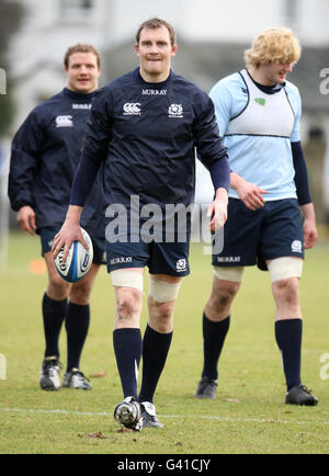 Schottlands Alastair Kellock (Mitte) und Richie Gray (rechts) während einer Trainingseinheit am University of St Andrews Sports Center, St Andrews. Stockfoto