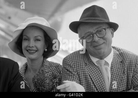 Der amerikanische Filmregisseur Billy Wilder kommt mit seiner Frau Audrey Young an Bord des amerikanischen Liners SS United States in Southampton an. Zusammen mit Jack Lemmon, einem der Stars seines neuesten Films „Some Like IT Hot“, ist er hier, um für den Film in Großbritannien zu werben. Stockfoto