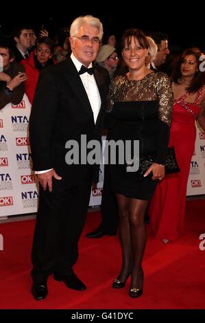 Max Clifford und Frau Jo kommen für die National Television Awards 2011 in der O2 Arena, London. Stockfoto