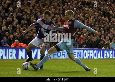 Fußball - Carling Cup - Halbfinale - zweite Etappe - Birmingham City gegen West Ham United - St. Andrew's. Jonathan Spector von West Ham United und Martin Jiranek (links) von Birmingham City kämpfen um den Ball Stockfoto