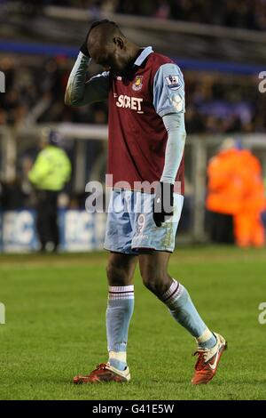 Fußball - Carling Cup - Halbfinale - zweite Etappe - Birmingham City gegen West Ham United - St. Andrew's. Carlton Cole von West Ham United ist niedergeschlagen Stockfoto