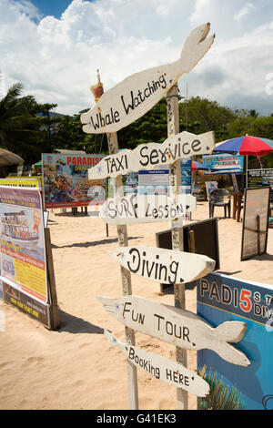 Sri Lanka, Mirissa Beach, Holzschilder Werbung touristische Dienstleistungen und Reisen Stockfoto