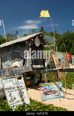 Sri Lanka, Mirissa Beach surf Schule Anzeichen vor einzigartige Ox Warenkorb Büro Stockfoto