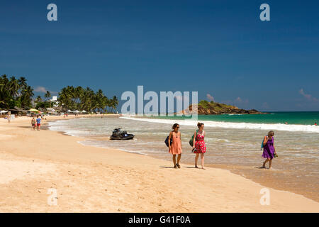 Sri Lanka, Mirissa Beach, Touristen zu Fuß am Meer Stockfoto
